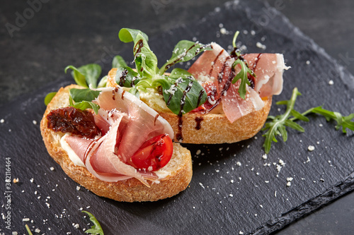 Foto canape with meat  and vegetables