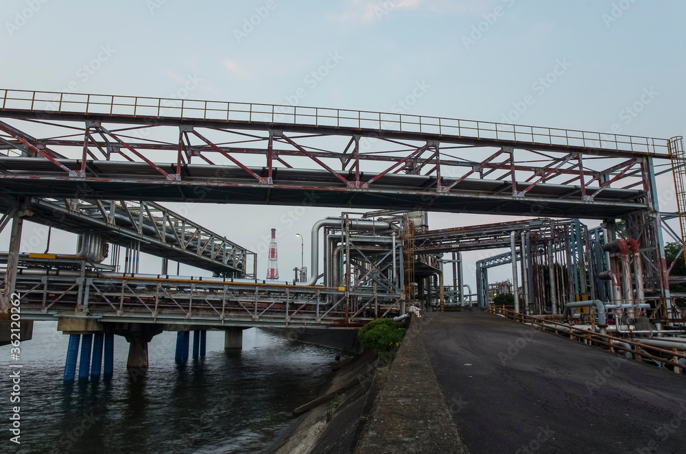 Fototapeta premium 配管が張り巡らされた工業地域
