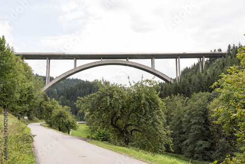 Verkehrsverbindung mit Bogenbrücke über Wälder