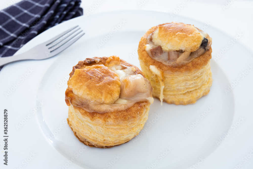 bouchée à la reine dans une assiette bouchée à la reine dans une assiette