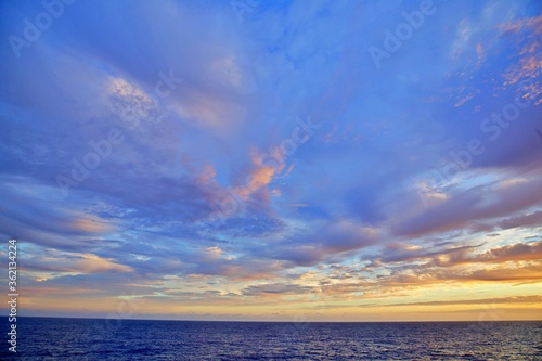 Morgendämmerung über dem Ozean © Peter