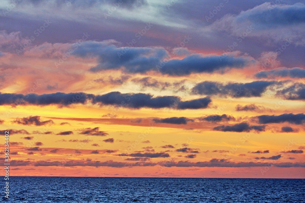 Fototapeta premium Glühender Himmel über See