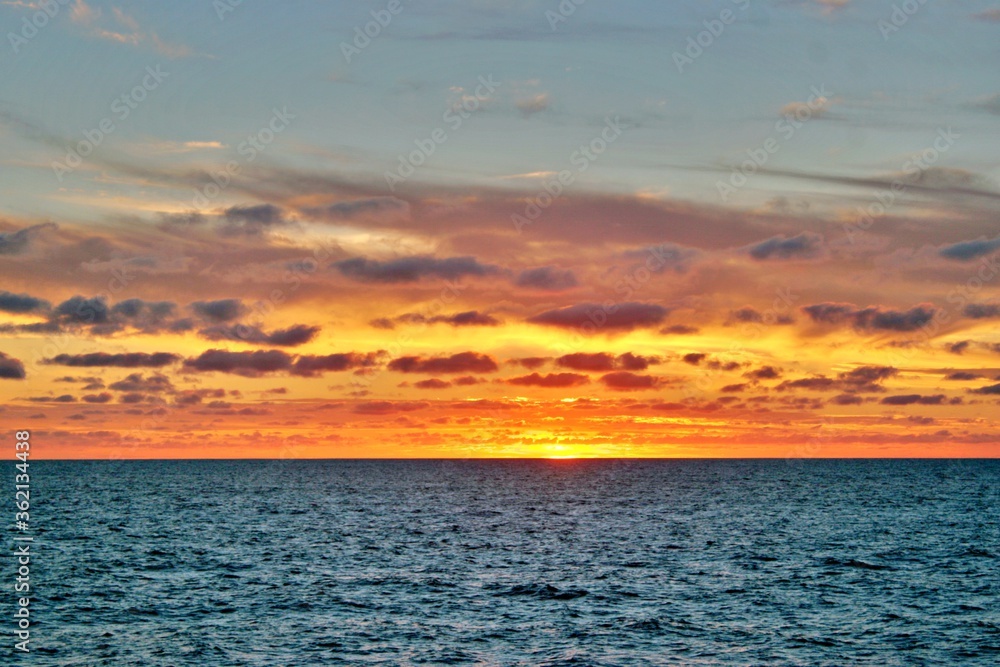 Fototapeta premium Sonnenaufgang über dem Ozean