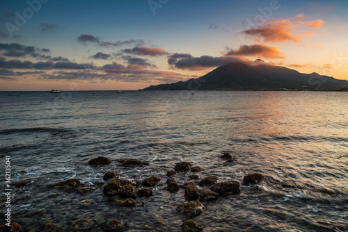 Nubes de atardecer sobre el cerro de Los Frailes, Los Escullos, Parque Natural de Cabo de Gata-Níjar, provincia de Almería, Andalucía, España 