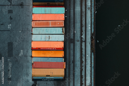 Container f  r den Import und Export von Waren liegen gestapelt in einem Hafen.