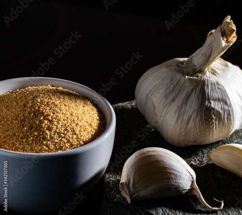 Bodegón de ajos en fondo oscuro