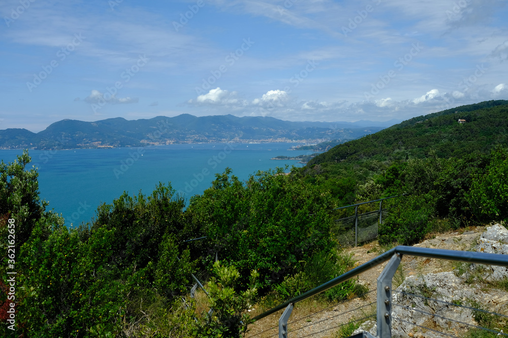 Fototapeta premium Panorama della costa del Mar Ligure da Montemarcello, in territorio di Ameglia, La Spezia, Liguria, Italia.