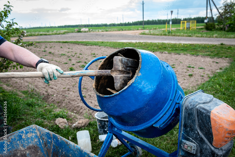 The preparation of the concrete mortar in concrete mixer. The preparation of the concrete mortar in concrete mixer.