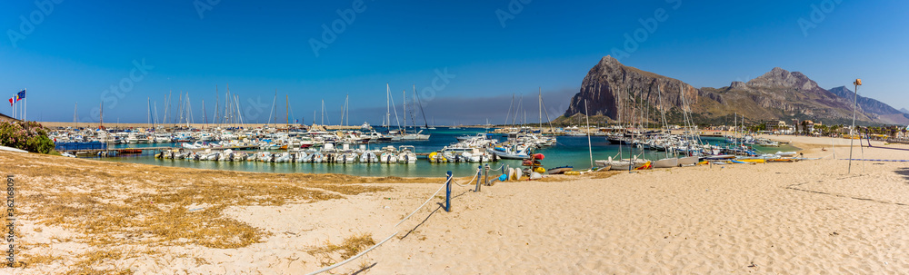 Obraz premium : A panorama from the beach of San Vito lo Capo, Sicily with impressive mountain backdrop in summer