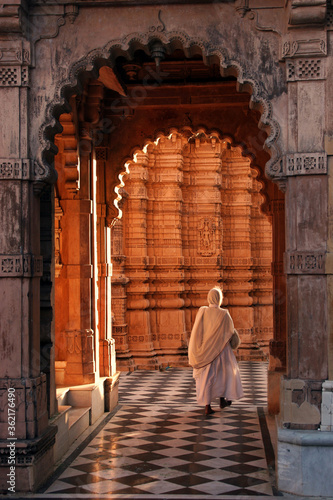 Obraz na plátně Entrance of Jain temples on top of Shatrunjaya hill