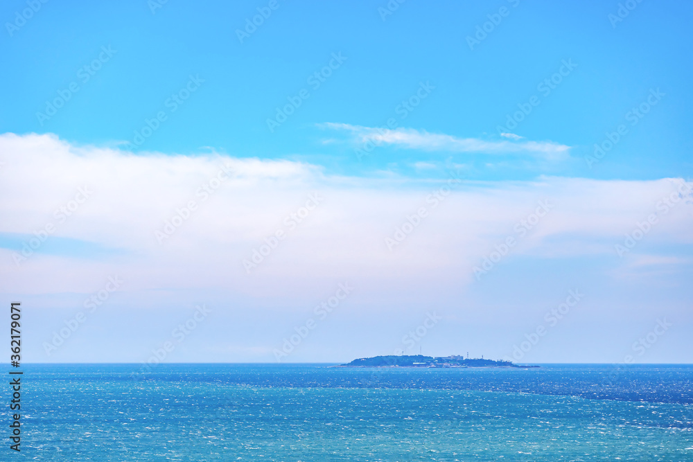 【夏休み・離島イメージ】海の遠くに見える離島