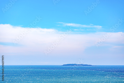 【夏休み・離島イメージ】海の遠くに見える離島