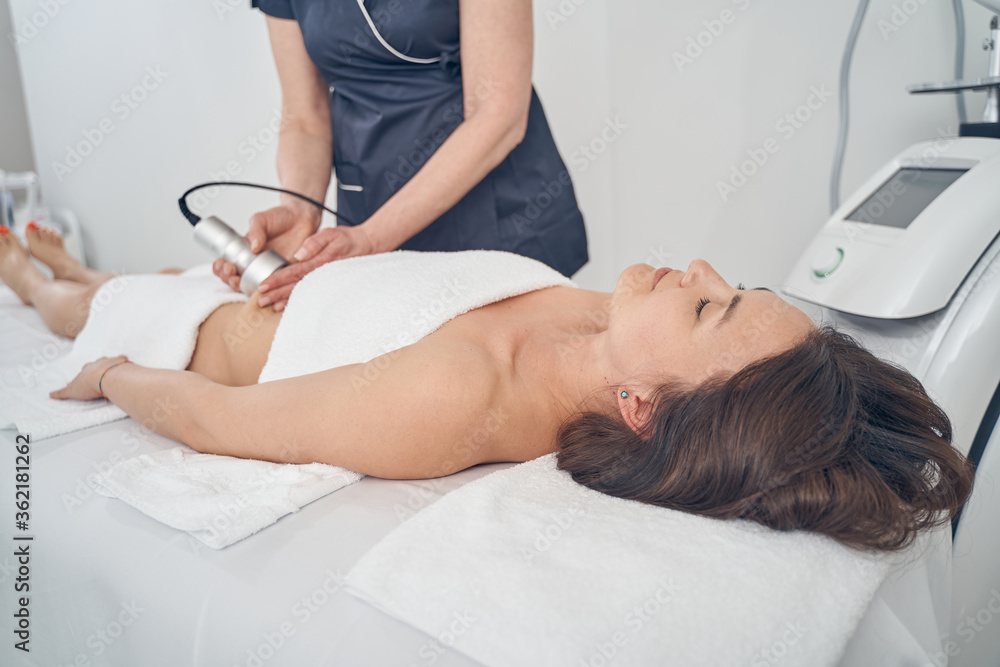 Obraz premium Pleasant procedure of cellulite reduction in modern beauty clinic