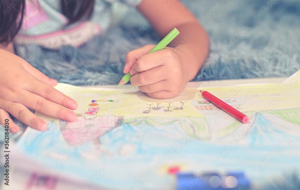 Naklejka premium Close up child drawing and painting of her family in home for create greeting card or homework