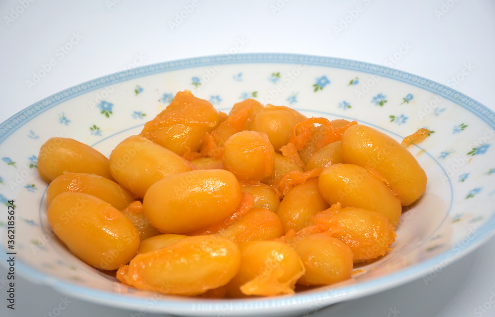 Thai desserts are called Med Kanoon. There is a full yellow color on the plate. Thai desserts are called Med Kanoon. There is a full yellow color on the plate.