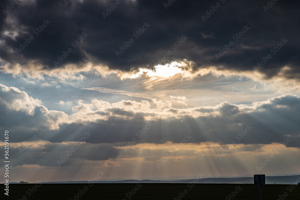 Foto de Soleil perçant à travers les nuages avec ses rayons do Stock ...