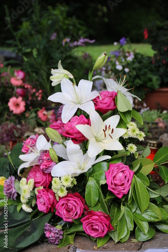 Zauberhaftes Gesteck mit eindrucksvoller Mischung von Blumen auf dem Friedhof nach Beerdigung