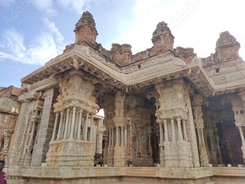 world famous hampi stone chariot & other historical architectures  © Mani Karthik
