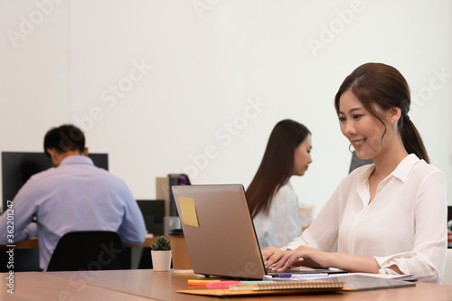 Business woman working and note job in paper in office.