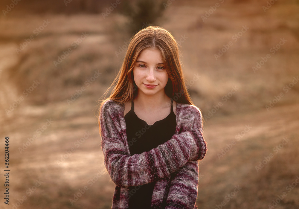 Fototapeta premium Pretty girl in sunset light