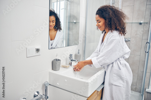 Schilderij op canvas Female washing her hands in the bathroom