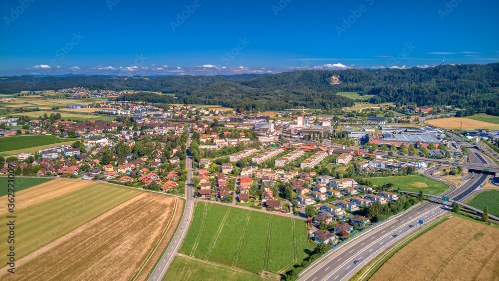 Fototapeta premium Ein Blick auf Schönbühl bei Bern im Juli 2020