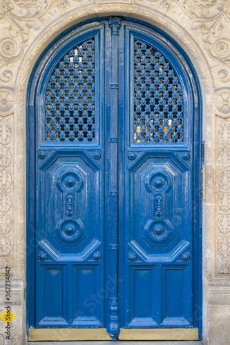Fototapeta Naklejka Na Ścianę i Meble -  Paris blue door architecture buildings 