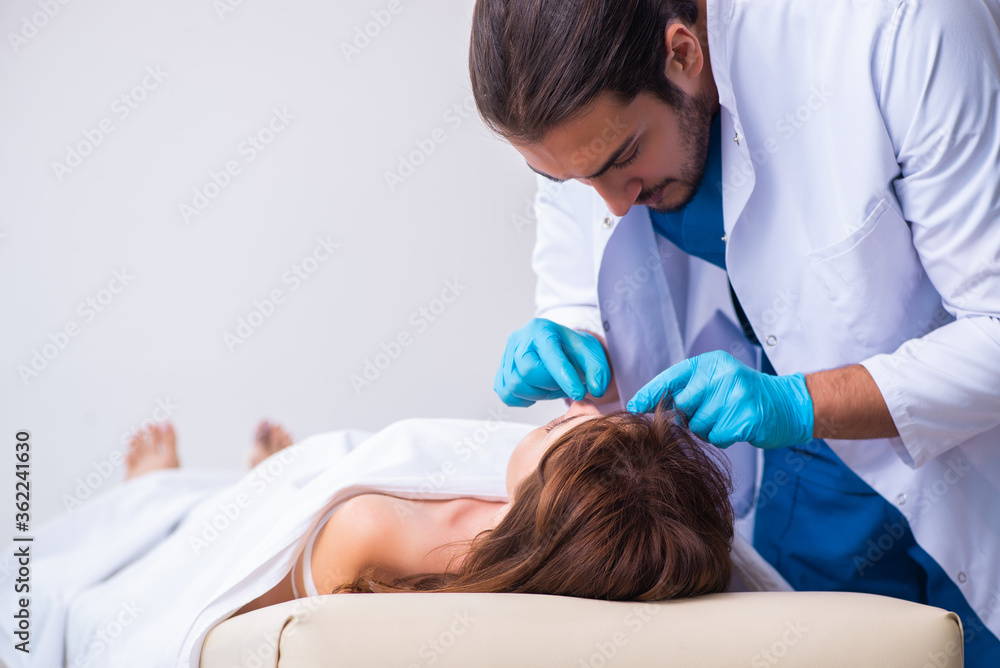 Obraz premium Police coroner examining dead body corpse in morgue