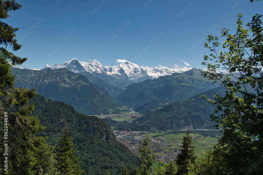 Schöne Aussicht von der Spitze der schweizer Berge