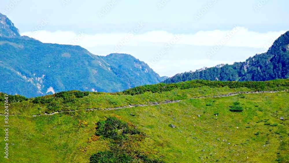超望遠の陽炎揺らめく登山道色づき始め初秋の立山室堂の風景 超望遠の陽炎揺らめく登山道色づき始め初秋の立山室堂の風景