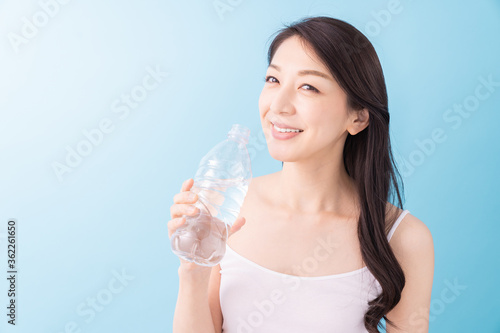 水を飲む女性 ペットボトル