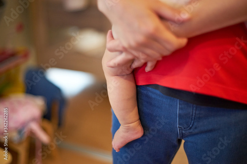 抱っこ・赤ちゃん・足・親の手・クローズアップ