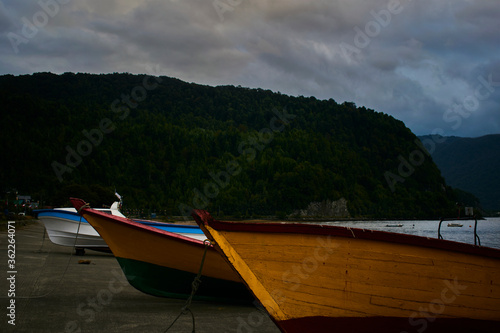 botes en la playa esperando para zarpar a la mar © Cristian