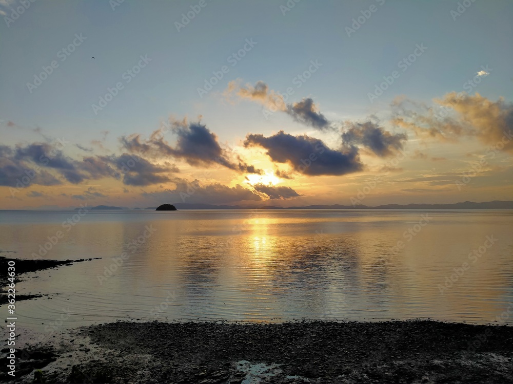 Obraz premium sunset over the sea