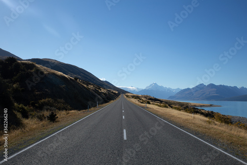 New Zealand road from the middle onto mountains and lake
