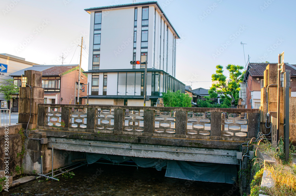 京都の三条通白川橋 京都の三条通白川橋