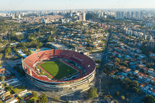 Imagem aérea de um estádio de futebol