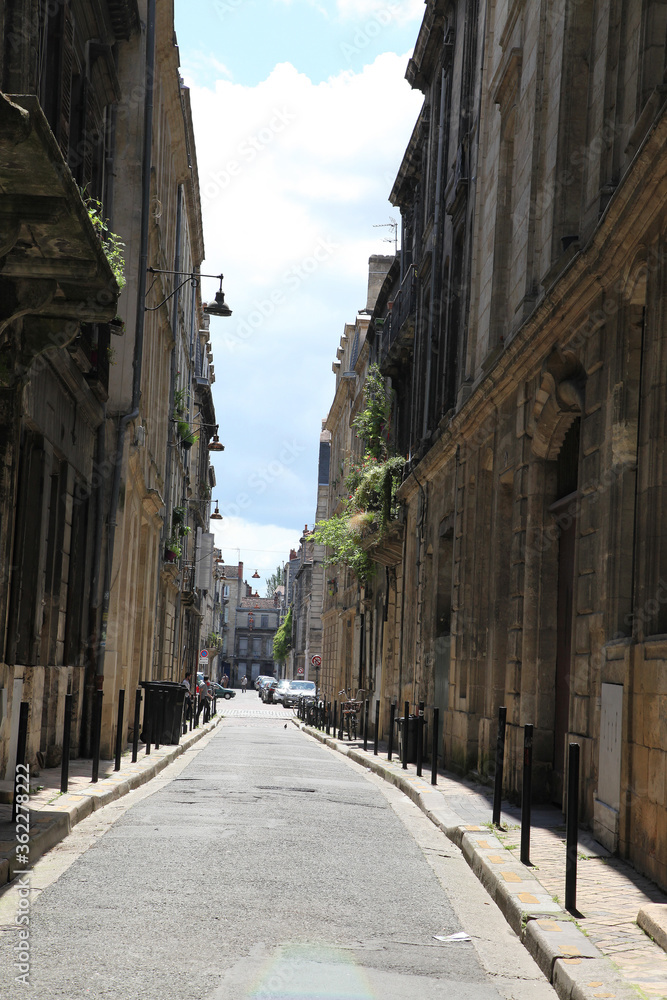 Fototapeta premium Beautiful views of the city of Bordeaux in France featuring buildings, gardens, roads, rivers, pathways