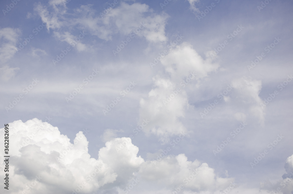 Naklejka premium Blue sky and white clouds with strange shapes