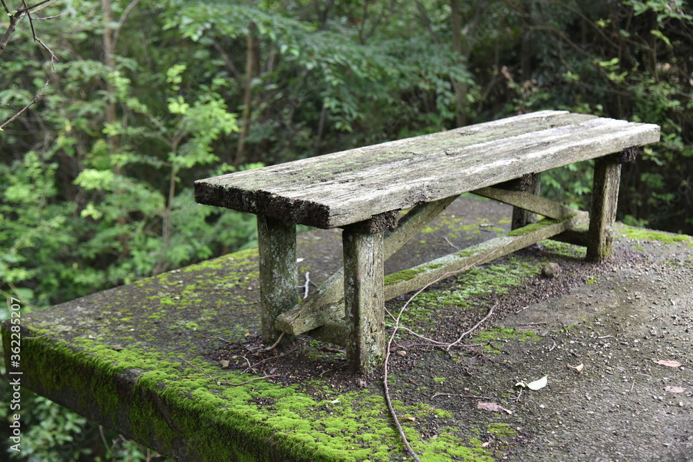 日本の岡山県備前市で見つけた古くて美しいベンチ