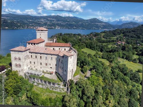 Tapety artystyczne La rocca di Angera dal drone