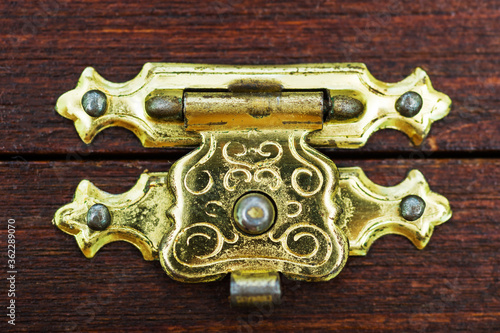 Canvas-taulu Close-up brass latch lock on a wooden old box