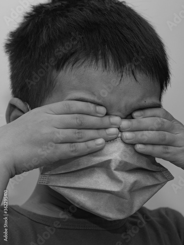 Junge mit Gesichts Maske Schwarz weiss Foto