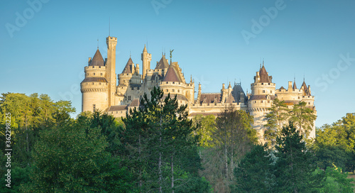 Forêt de Compiègne et le Château de Pierrefonds , France .