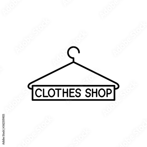 Concepto tienda de ropa. Logotipo lineal con texto Clothes Shop en percha en color negro
