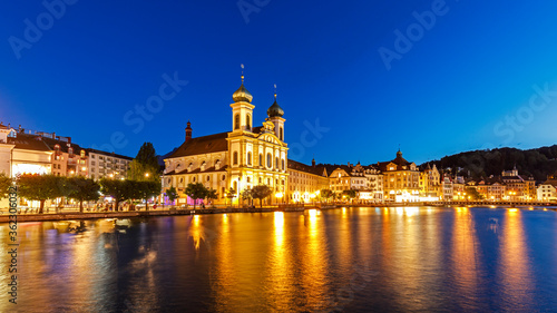 Jesuitenkirche in Luzern bei Nacht