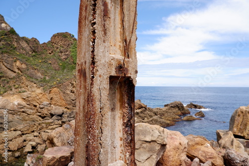 Estructura oxidada en el mar