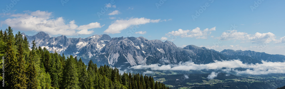 Traumhaftes Bergpanorama in den Alpen