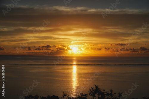 沖縄の朝日と海