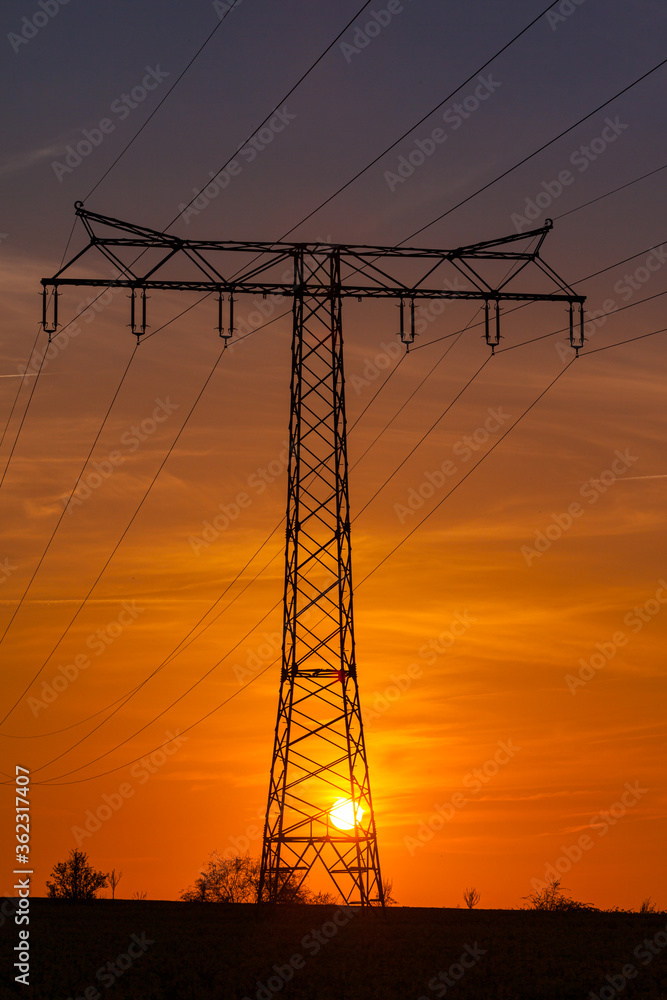 Hochspannungsleitung Hochspannungsmast im Sonnenuntergang